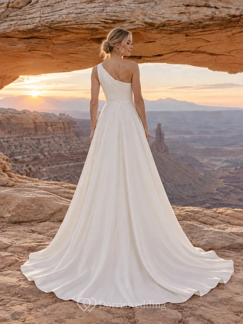 Vestido de novia sencillo de un solo hombro, sin mangas, de crepé liso con espalda satinada y corte en A, largo hasta el suelo. view 2