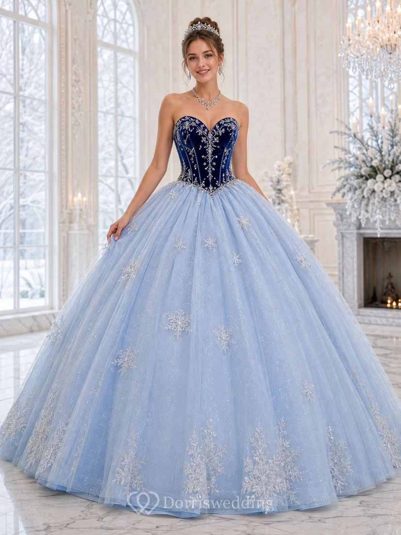 Robe de bal de princesse bleu ciel d'hiver, bustier cœur en velours, corset en dentelle flocon de neige, sans bretelles, à encolure cœur, ornée de flocons de neige.