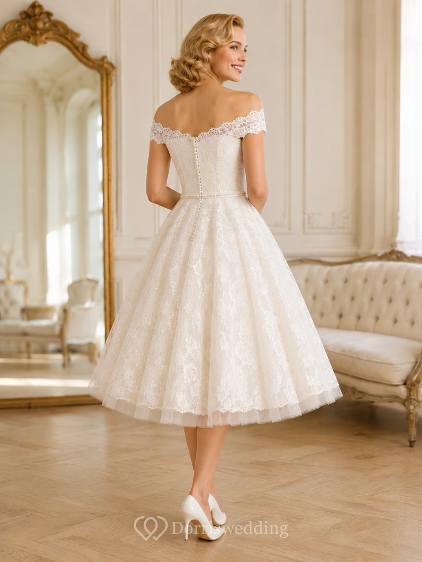 Vestido de novia vintage romántico de corte A, largo hasta la rodilla, con hombros descubiertos y encaje, de los años 50. view 2