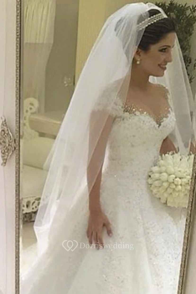 Vestido de novia de encaje con escote en V y mangas cortas, con pliegues. view 2
