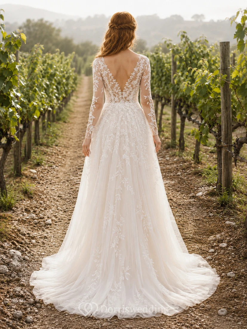 Robe de mariée en dentelle et tulle, coupe trapèze, col en V, manches longues et traîne. view 2
