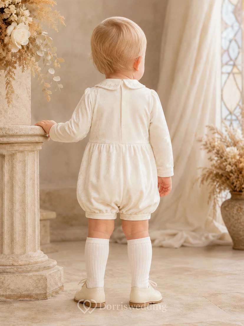 Eleganter cremefarbener, langärmeliger, doppelreihiger Samt-Tauf-Strampler für Jungen view 2