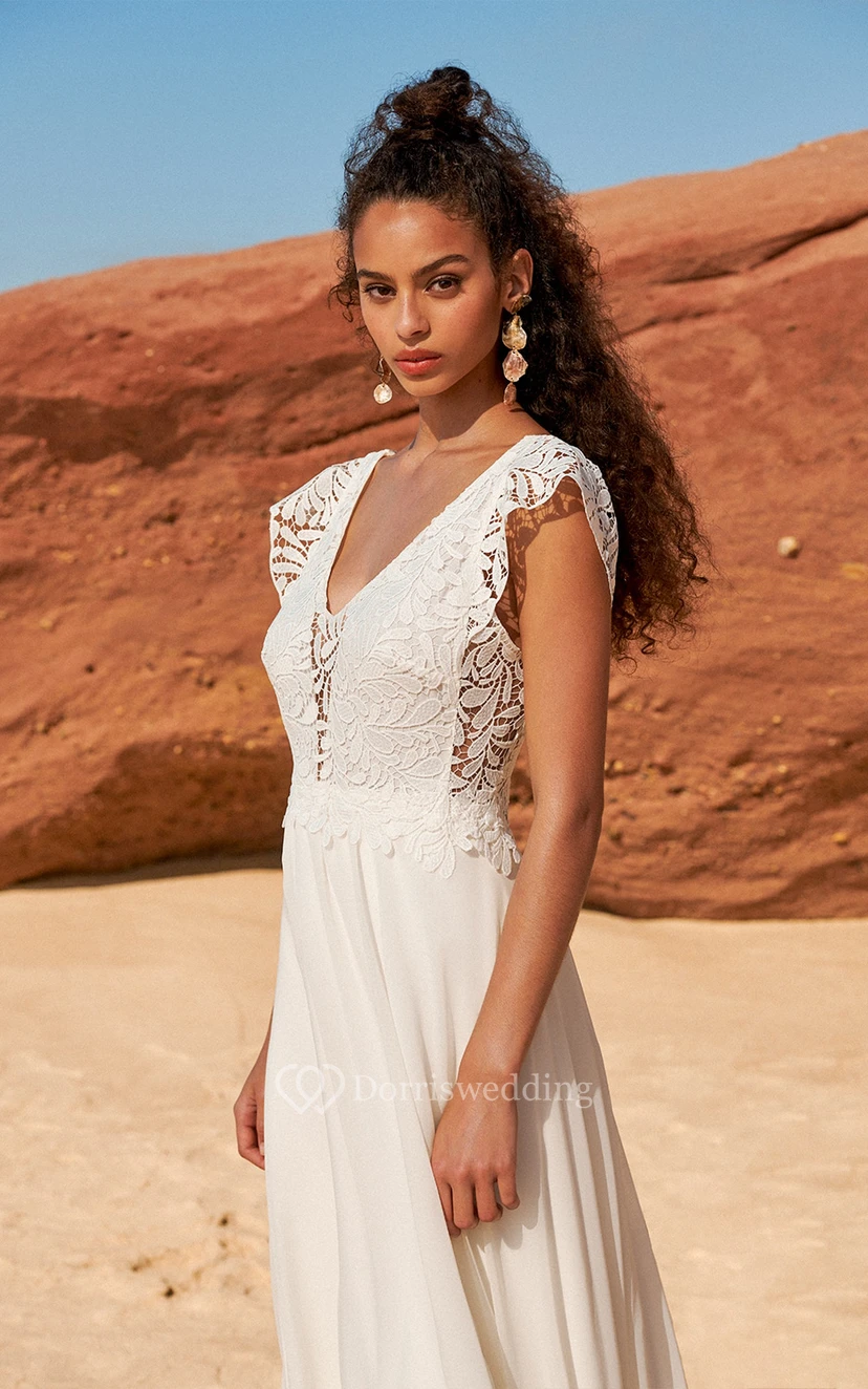 Vestido de novia informal de gasa con escote en V, espalda baja en V y top de encaje. view 3