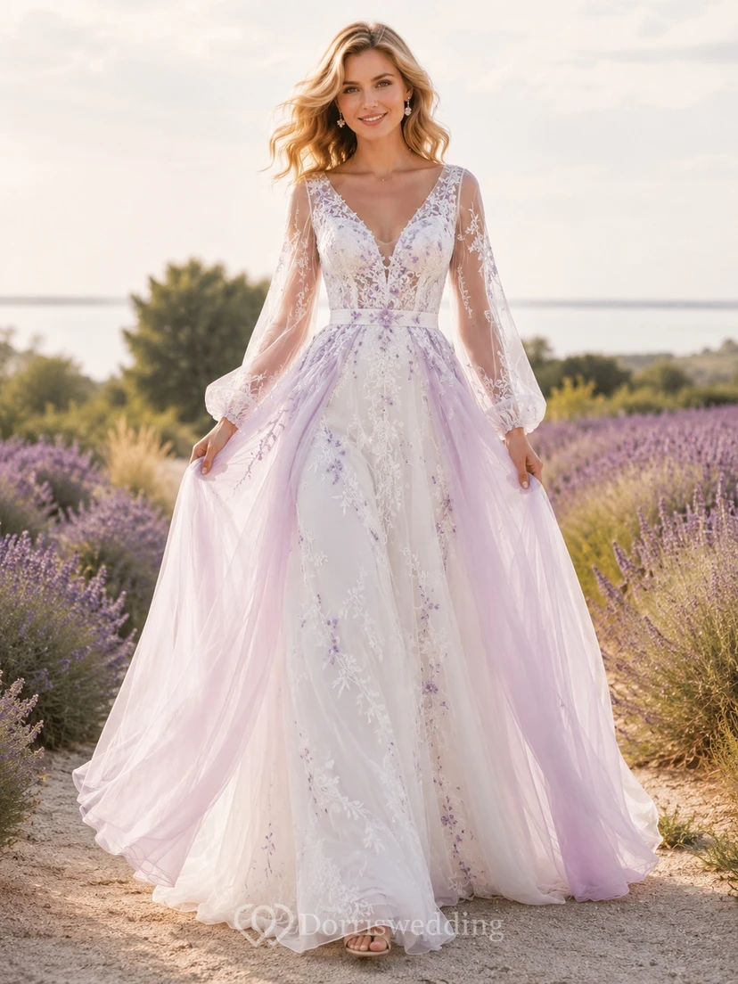 Lavendelfarbenes Brautkleid in A-Linie mit Ombré-Effekt, V-Ausschnitt, langen Ärmeln und Kapellenschleppe aus Spitze.