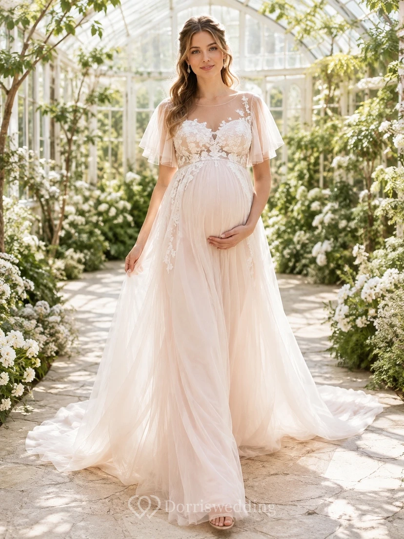 Vestido de novia romántico premamá con escote en V, mangas cortas y encaje floral estilo imperio
