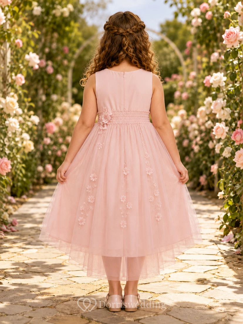 Robe de demoiselle d'honneur en dentelle rose poudré et tulle, coupe trapèze, manches courtes, col rond, longueur thé view 2