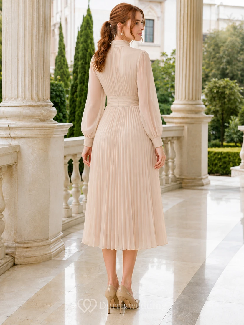 Robe midi en mousseline de soie champagne à col montant plissé et manches longues view 2