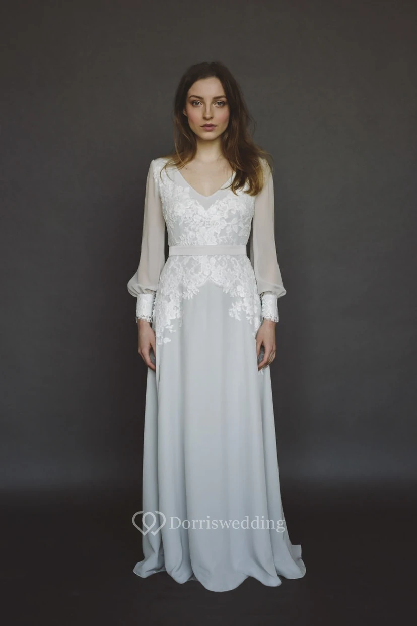 Vestido de novia de gasa con mangas largas, escote en V y apliques de encaje.