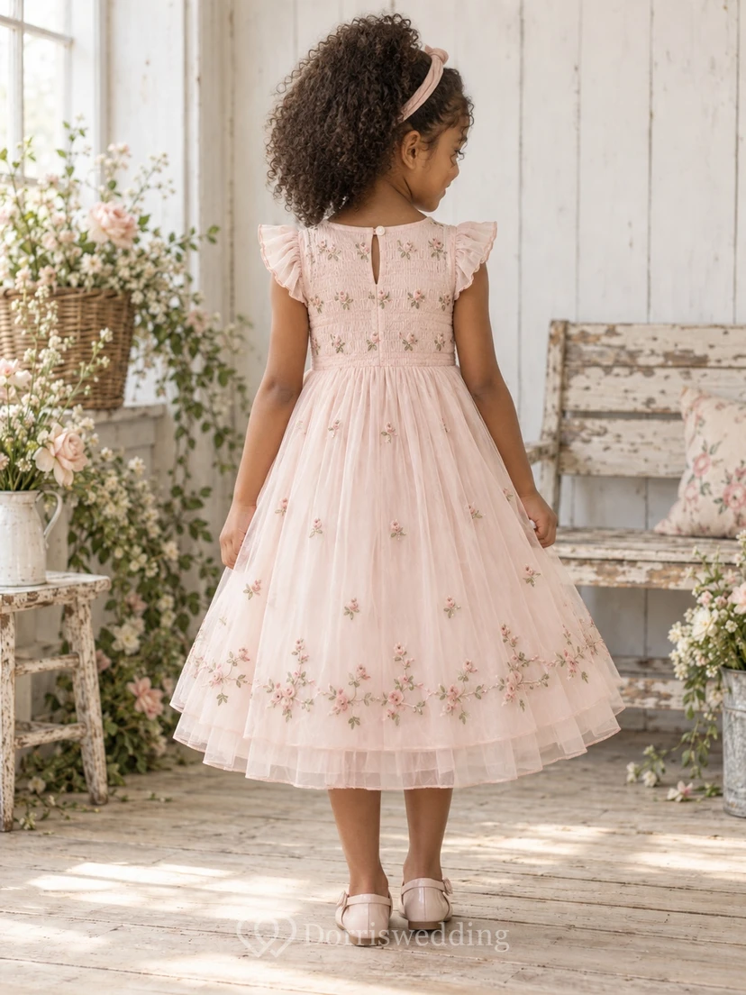 Vestido de niña de flores rosa con estampado floral, corte en A, mangas con volantes, bordado y dobladillo ribeteado. view 2