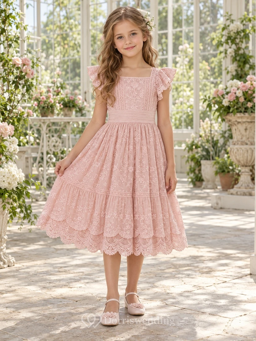 Vestido de niña de flores vintage rosa con escote cuadrado, corte en A y encaje, largo hasta la rodilla.