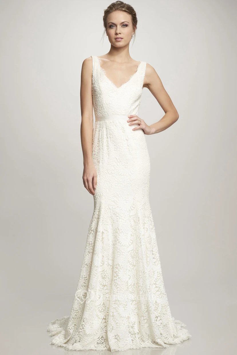 Vestido de novia de encaje sin mangas con escote en V, lazo y abertura en forma de ojo de cerradura.