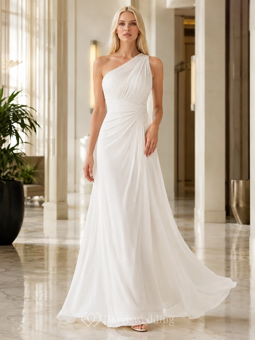 Robe de mariée civile moderne et simple, asymétrique, drapée, en mousseline de soie, à une épaule et coupe trapèze, longue jusqu'au sol.