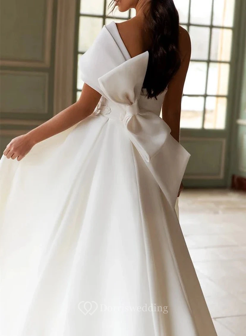 Robe de mariée blanche asymétrique à une épaule avec fente view 3