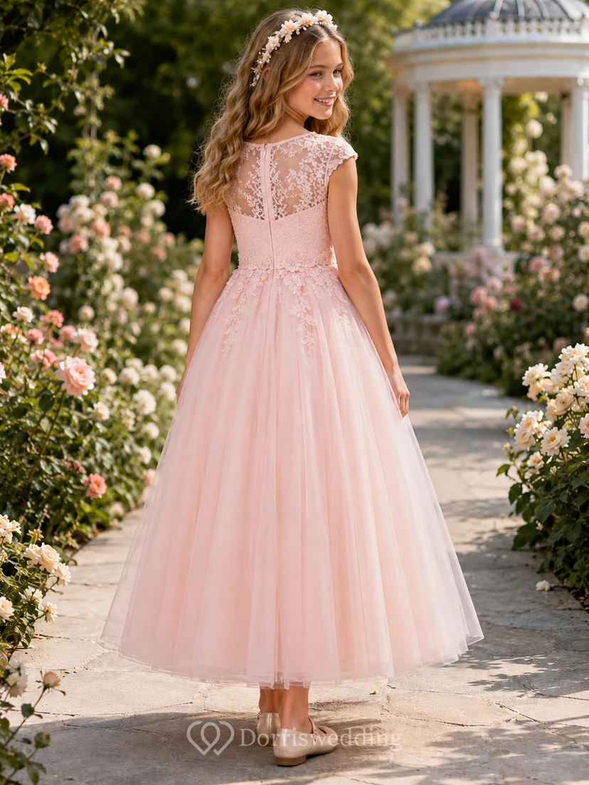 Robe de demoiselle d'honneur rose poudré, coupe trapèze, en tulle et dentelle, col bijou, manches courtes, longueur au sol view 2