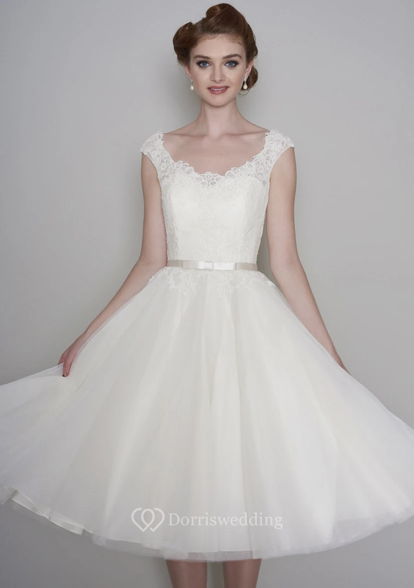 Vestido de novia vintage de tul con cuello en V, mangas cortas y encaje, largo hasta la rodilla, con botones.