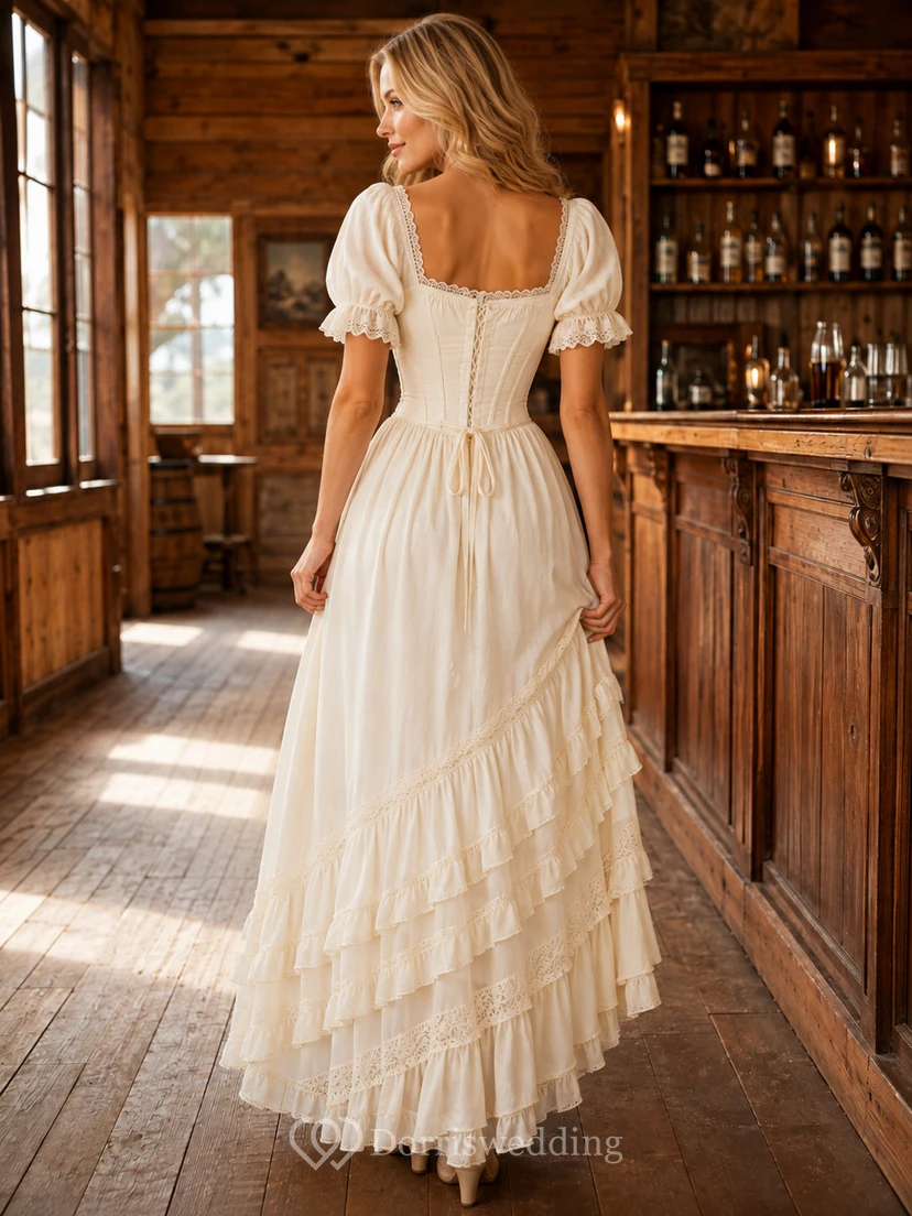 Vestido de estilo western vintage color marfil con escote cuadrado, mangas abullonadas y encaje escalonado de corte asimétrico. view 2