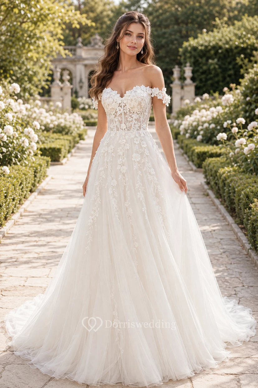 Vestido de novia de encaje y tul, corte en A, hombros descubiertos, cola larga, espalda en V baja.