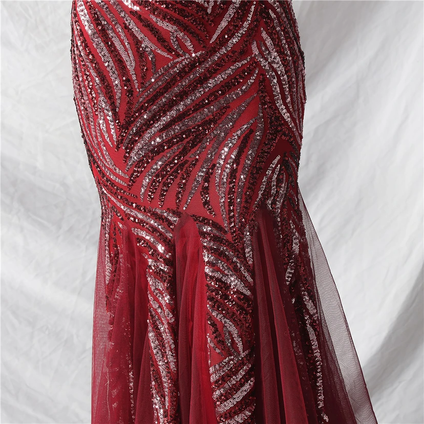 Schwer gearbeitetes, perlenbesetztes Abendkleid aus Netzgewebe mit superdichter Paillettenbesatz view 90