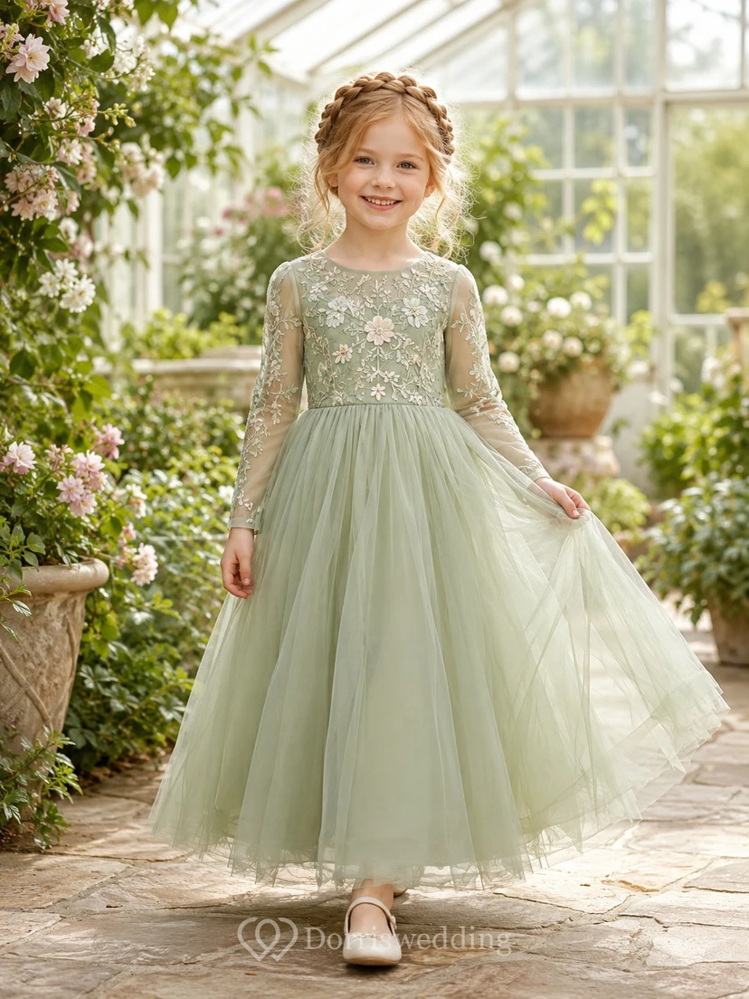 Robe Sage Flower Girl Boy en tulle et dentelle, coupe trapèze, col bijou, manches longues et broderie florale.