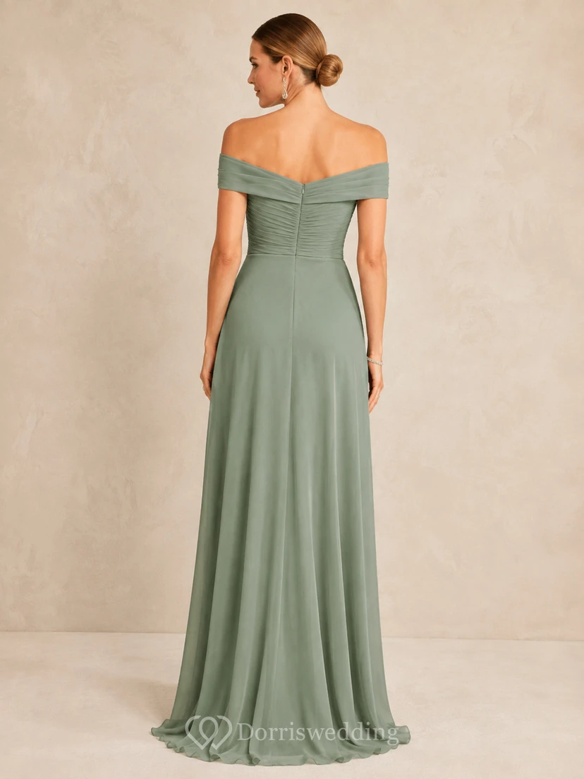 Elegante vestido de gala de gasa color celadón con hombros descubiertos, manga corta y fruncido, corte en A, largo hasta el suelo. view 2