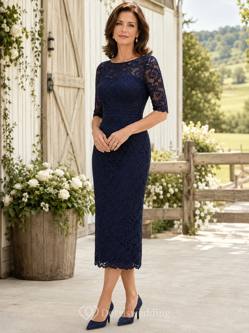 Dunkelblaues, schlichtes U-Boot-Ausschnitt-Kleid mit dreiviertellangem Illusion-Spitzensaum und wadenlangem, geschwungenem Saum – das perfekte Kleid für die Mutter der Braut