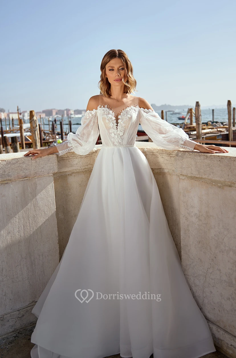 Vestido de novia de corte imperio con mangas largas abullonadas y escote Bardot
