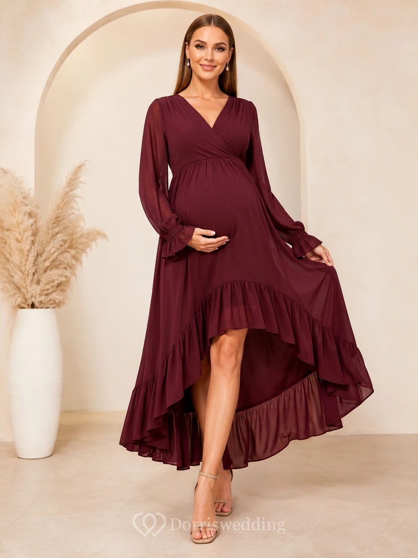 Vestido formal de gasa burdeos de manga larga con escote en V y bajo asimétrico, ideal para embarazadas.