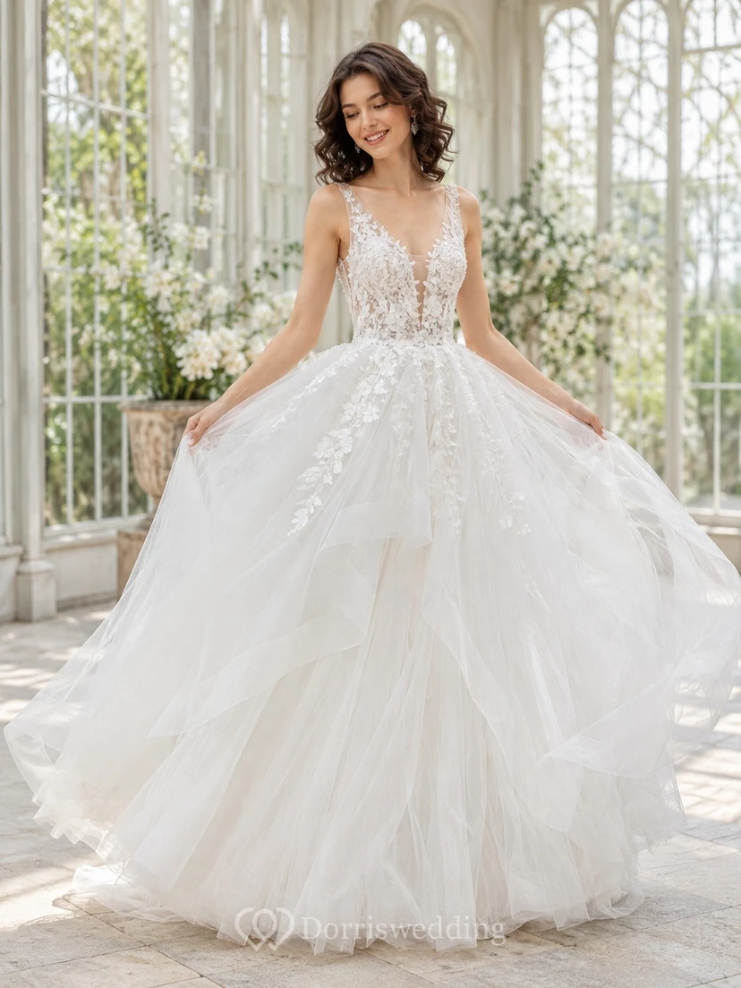 Vestido de novia romántico de tul y encaje con escote corazón y cola de capilla.