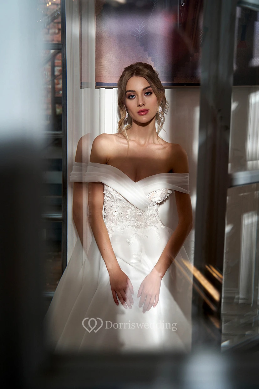 Precioso vestido de novia de corte A con hombros descubiertos, fruncido y largo hasta la rodilla con apliques view 4