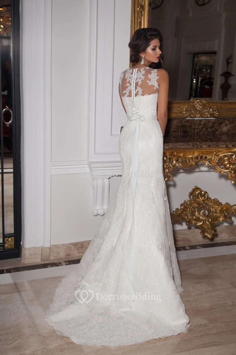 Vestido de novia de sirena sin mangas con efecto ilusión y apliques de encaje. view 2