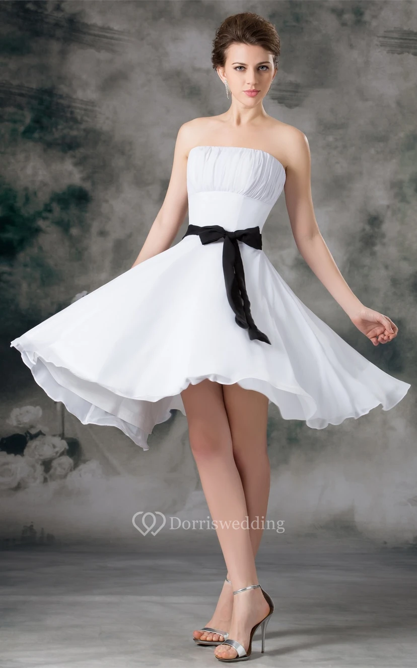 Trägerloses, knielanges Chiffonkleid mit Schleife und Raffungen