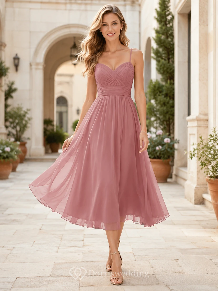 Robe de demoiselle d'honneur romantique en mousseline de soie rose poudré, coupe trapèze, longueur thé, décolleté cœur, sans manches, couleur Rosy Air