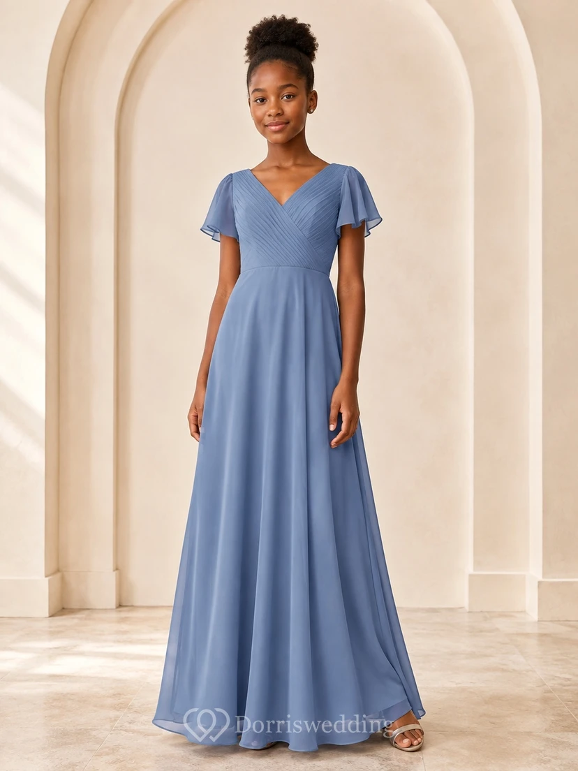 Vestido de dama de honor juvenil azul acero, corte en A, escote en V, mangas cortas tipo pétalo.