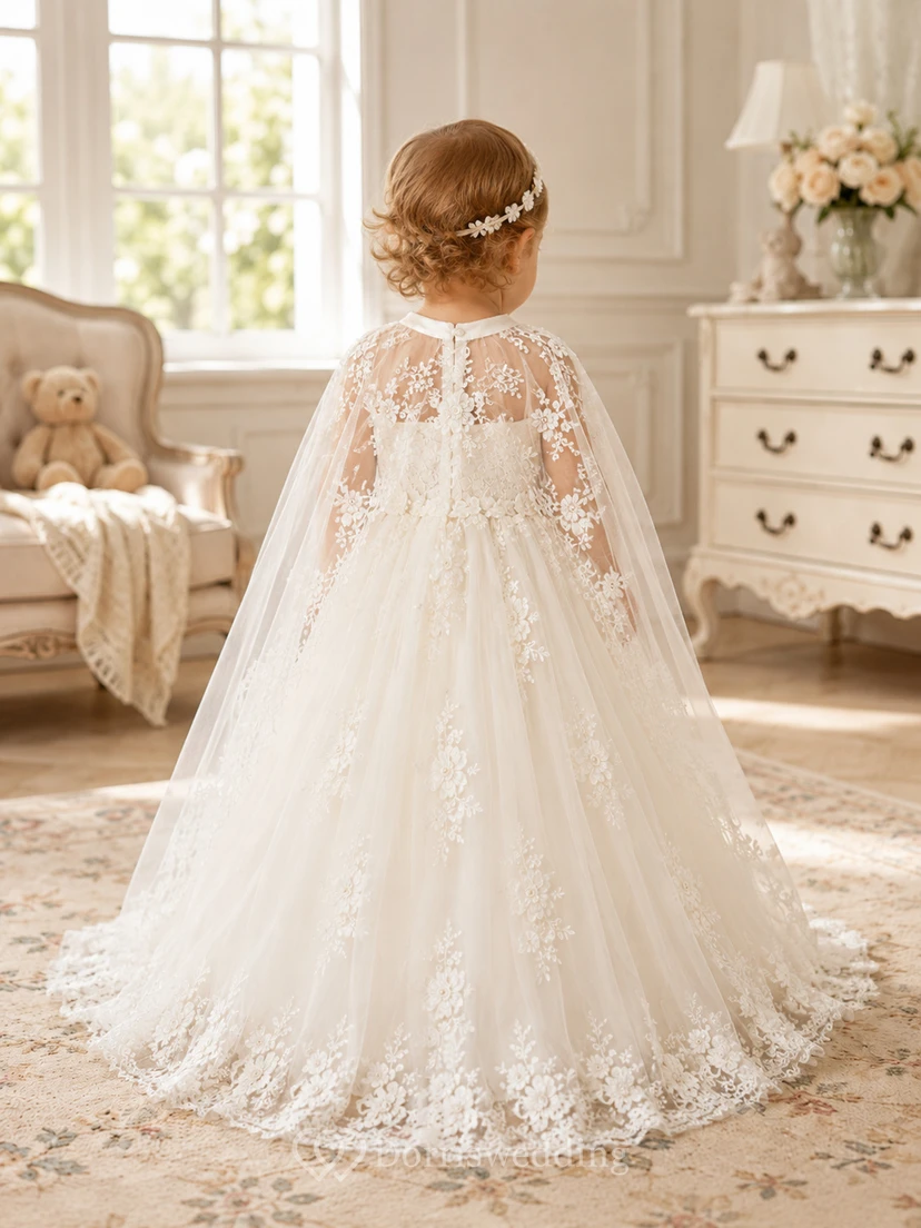 Vestido de lujo para ceremonia de bautizo/bautizo. Corte en A, largo hasta el suelo, cola larga, cuello joya, manga larga, encaje de tul, apliques florales, capa desmontable y espalda abotonada. view 2