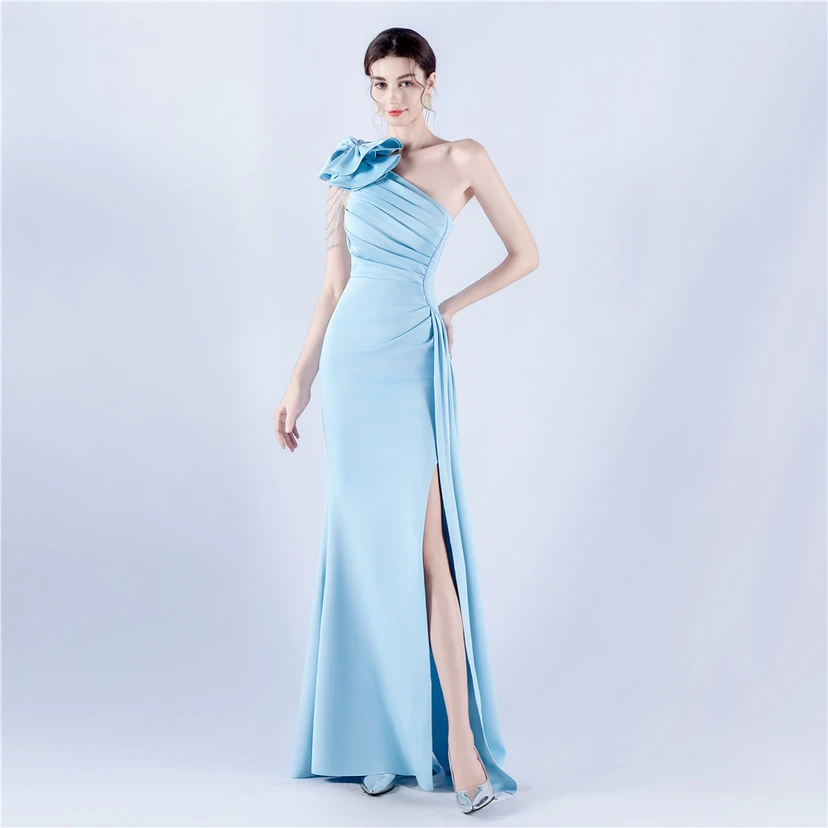 Vestido de noche de satén plisado con hombros descubiertos y escote alto, bordado a mano con cuentas y flores, para mujer. view 42
