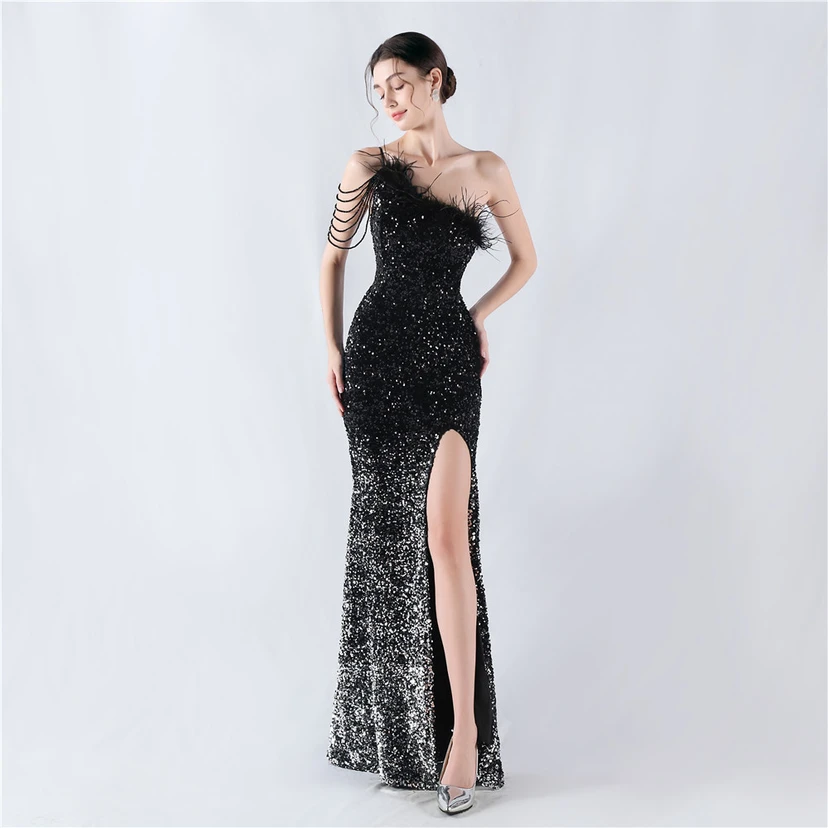 Robe de soirée longue à une épaule, ornée de plumes d'autruche, de perles et de sequins, avec col asymétrique et fente haute. view 22
