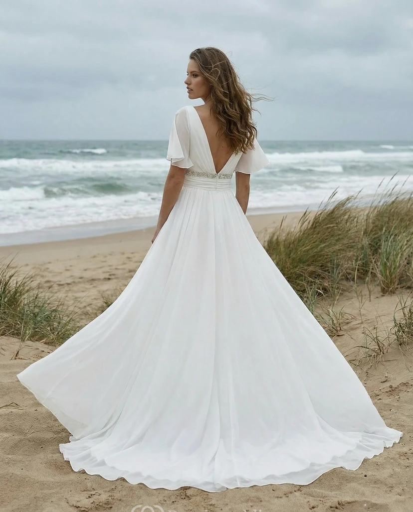 Robe de mariée en mousseline à manches courtes et col en V avec traîne view 2