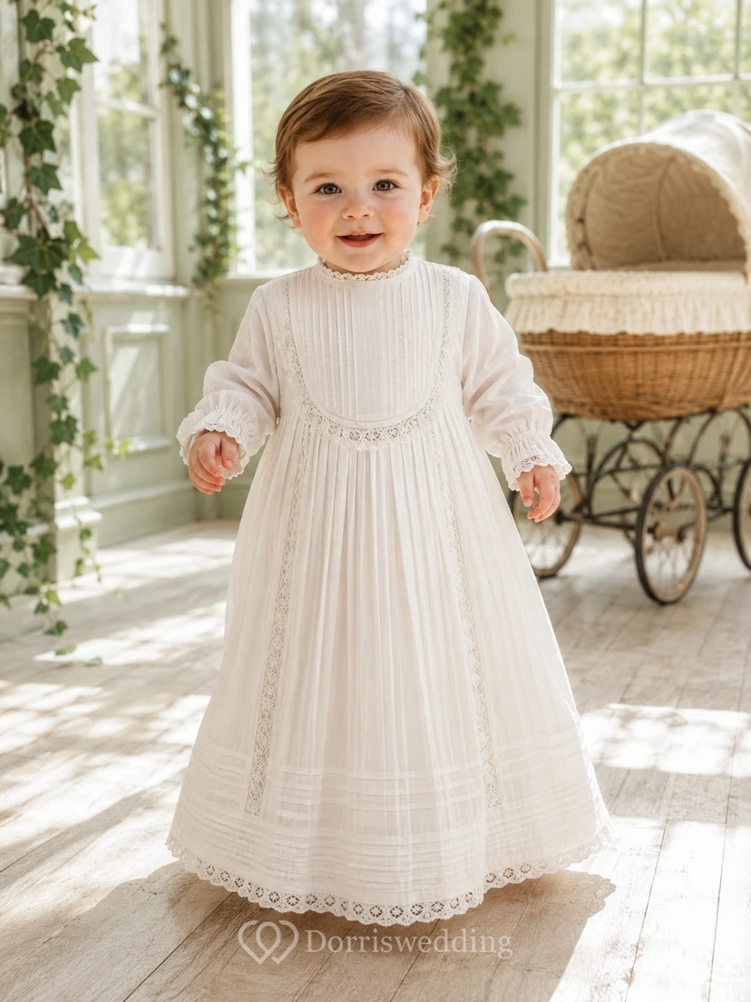 Elfenbeinfarbenes, langärmeliges Taufkleid aus Spitze mit Biesen und Spitzenmuster für Jungen