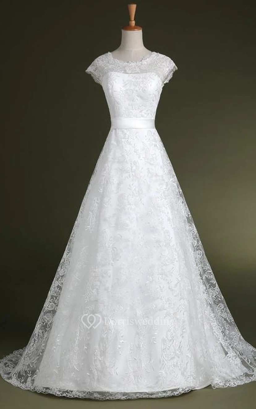 Robe longue trapèze en tulle et dentelle satinée, ornée d'appliqués et d'un corset zippé au dos.