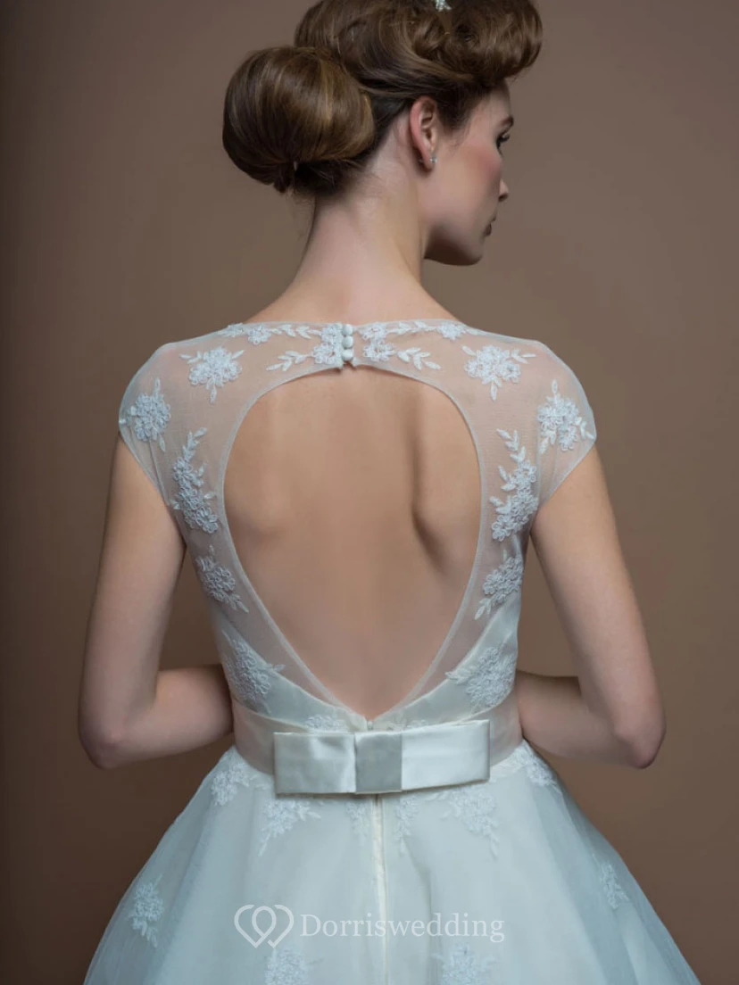 Robe de mariée en organza, coupe trapèze, col rond, sans manches, longueur thé, ornée d'appliques et d'une encolure en V. view 4