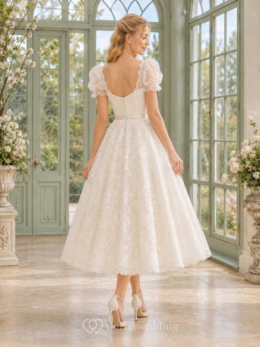 Robe de mariée trapèze en tulle et dentelle florale à manches bouffantes et décolleté cœur view 2