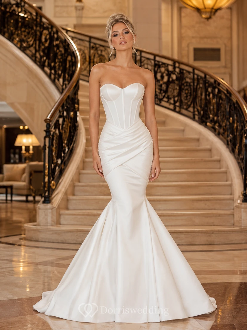 Robe de mariée sirène en satin froncé, longue jusqu'au sol, bustier cœur, sans manches, fermeture éclair au dos et traîne.