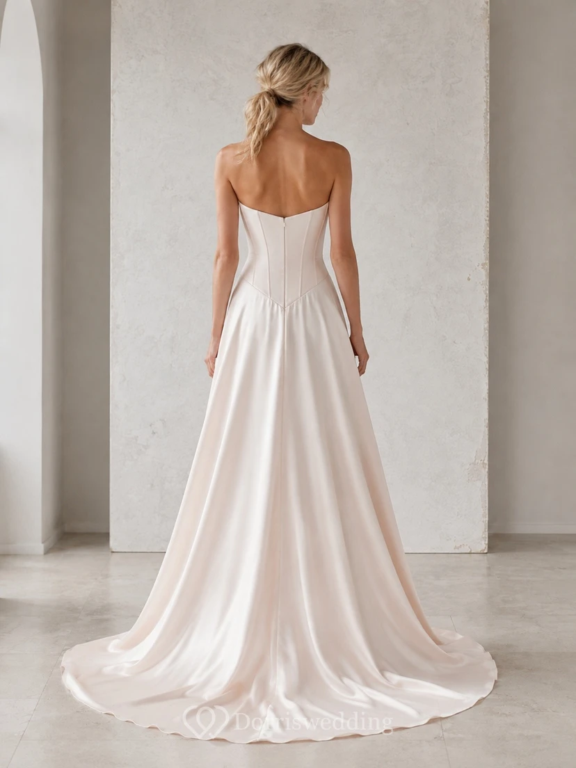 Vestido de novia formal con escote halter, corte recto, drapeado y cola larga. view 2