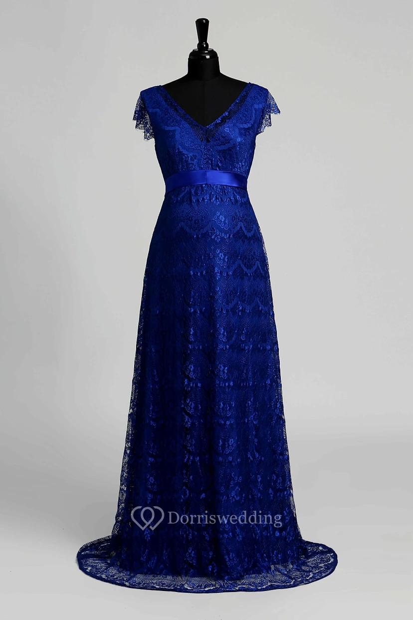 Robe longue en dentelle, coupe trapèze, col en V, manches courtes et traîne courte.