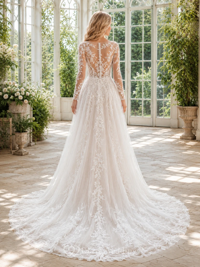 Robe de mariée en dentelle et tulle, coupe trapèze, col montant, manches longues et traîne. view 2