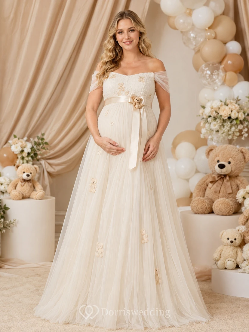 Champagnerfarbenes Umstandskleid mit schulterfreiem Teddy-Detail, Applikationen und A-Linien-Schnitt, bodenlang