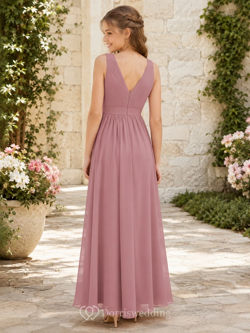 Vestido de dama de honor juvenil color rosa empolvado, corte en A, escote en V, sin mangas. view 2