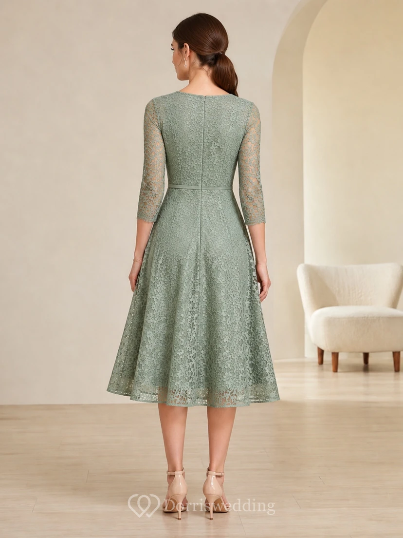 Robe élégante d'invitée en dentelle sauge, col bijou, manches 3/4, coupe trapèze, longueur genou view 2