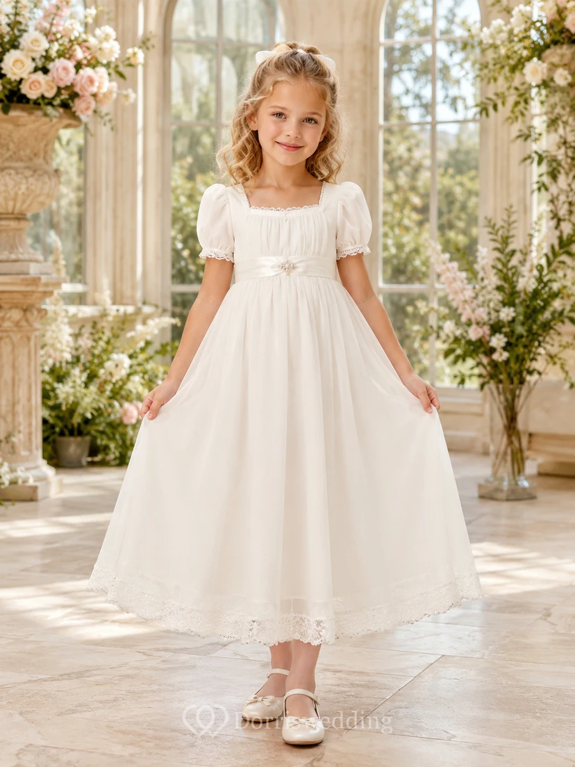 Robe de demoiselle d'honneur de style Régence, coupe trapèze, encolure carrée, manches bouffantes, jupe ample en tulle, taille en satin, style cérémonie Régence