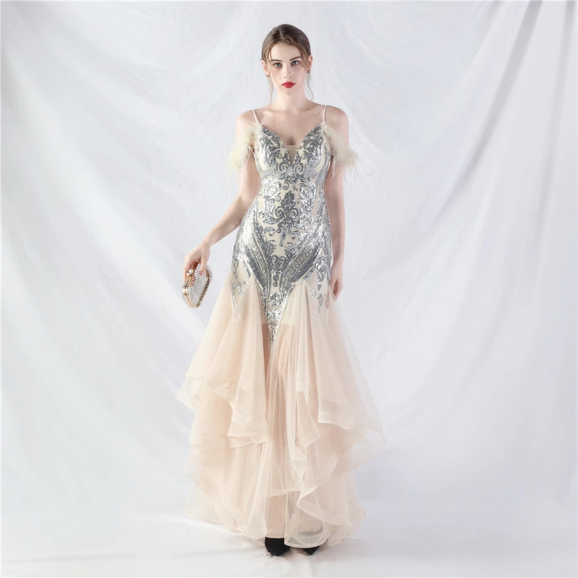 Robe de danse artisanale en filet rigide orné de plumes d'autruche, de perles et de fleurs, confectionnée en maille. view 63